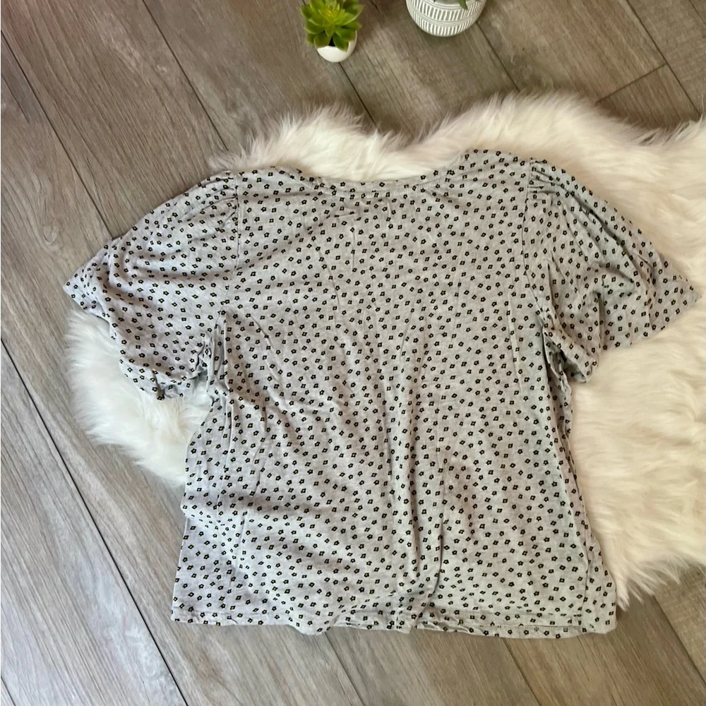LOFT | Gray Mini Flower Daisy Pattern Flutter Sleeves Women's Top (L) - Picture 7 of 7